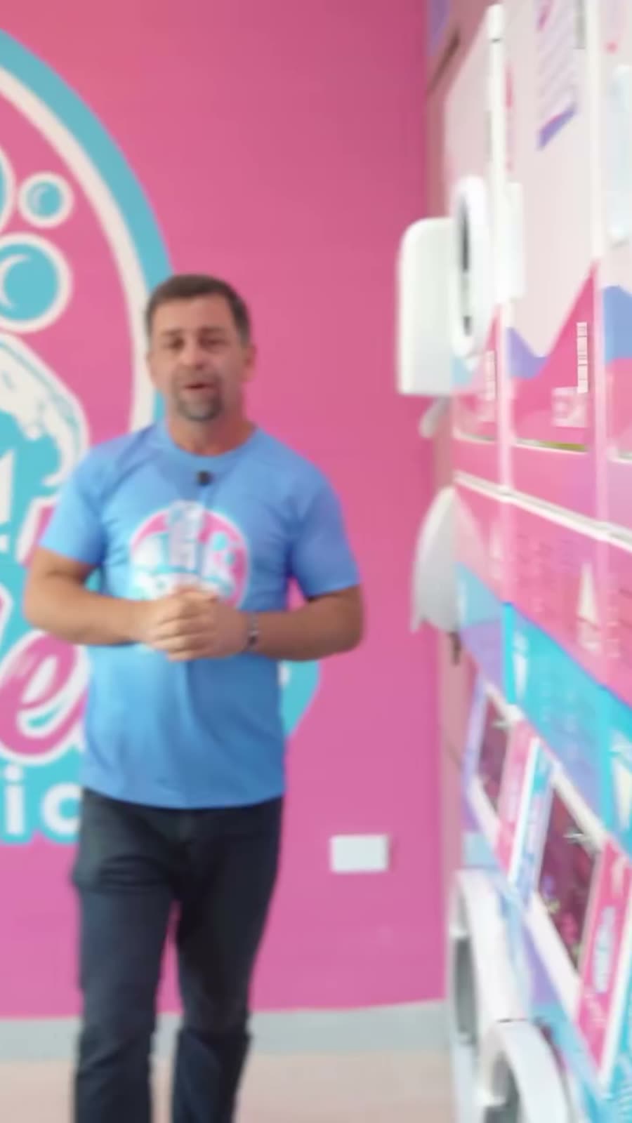 Flavio contando a história da Dona Nem dentro da loja