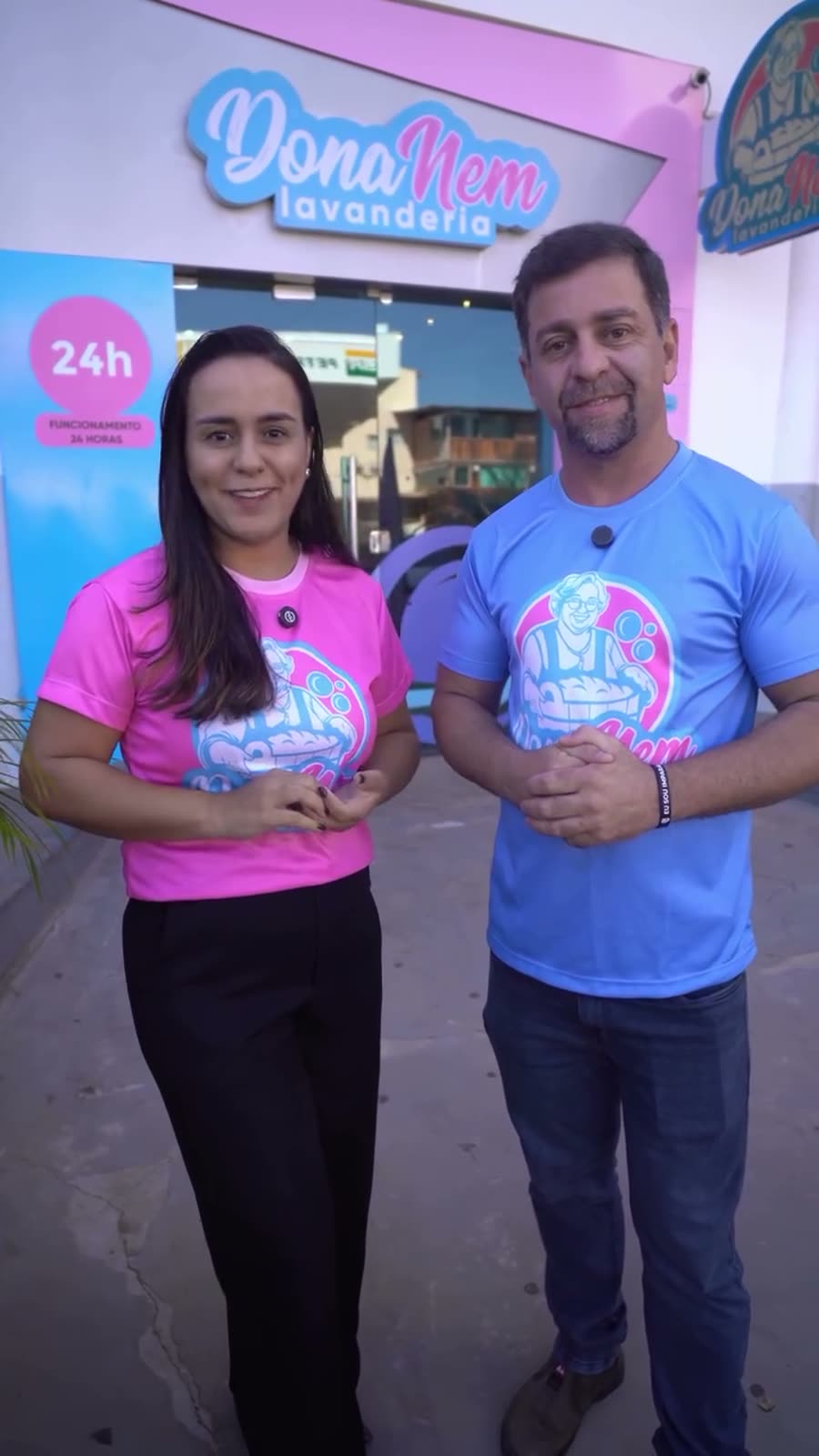 Polliane e Flavio, franqueadores da Dona Nem, na frente da loja